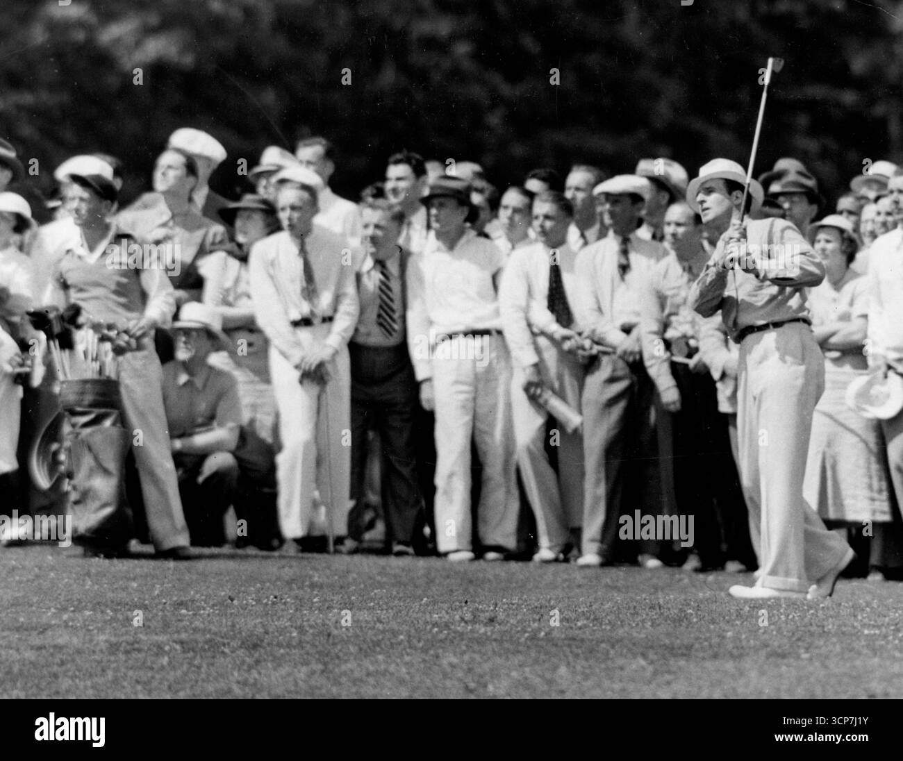 Cooper führt in Open mit 284 -- Lighthorse Harry Cooper, Veteran 'Pro' aus Chicago (über dem Fahren) beendete das nationale Open heute mit der erstaunlichen Punktzahl von 284 - 4 Schlägen unter Par über 72 Löcher und 2 Schlägen unter dem alten Rekord von 286 Schlägen. 6. Juni 1936. (Foto von Associated Press Photo) Stockfoto