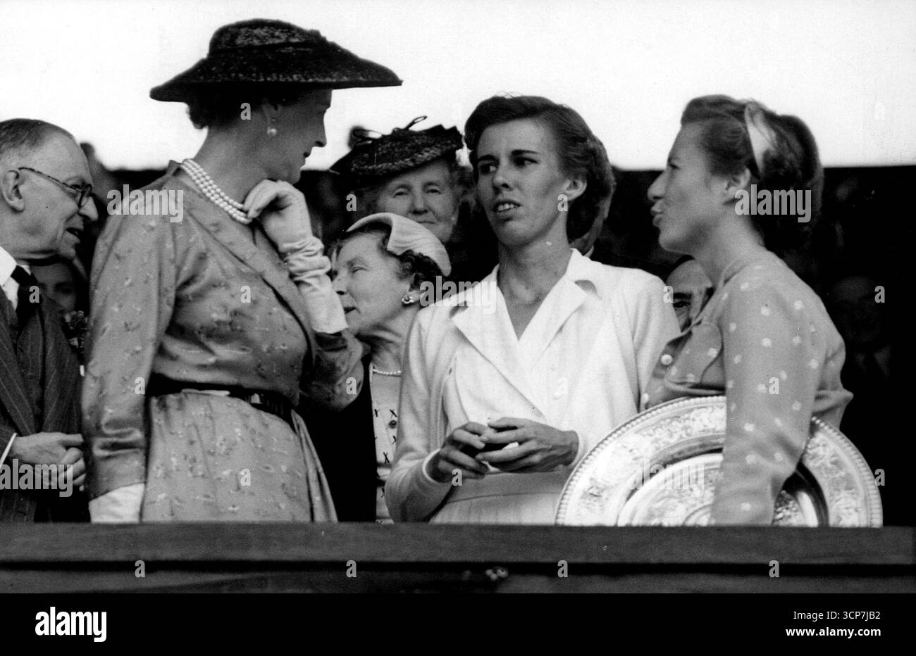 Herzogin gratuliert dem Champion und Simpathises mit dem Zweitplatzierten - der Herzogin von ***** Mit der amerikanischen Miss Denis Hart, nachdem letztere ihr Women's Singles Finale beim Wimbledon Tennis Tournament verloren hatte. Rechts ist die Gewinnerin Miss Maureen (Little Mo *****) Die Herausforderung halten ***** Die Herzogin hatte ihr gerade nach ihrem Sieg über ihr gescheitertes Land Frauen in zwei Reihen präsentiert. Little Mo ***** Sie behielt ihren Titel als Wimbledon Champion. Juli 1953. Stockfoto