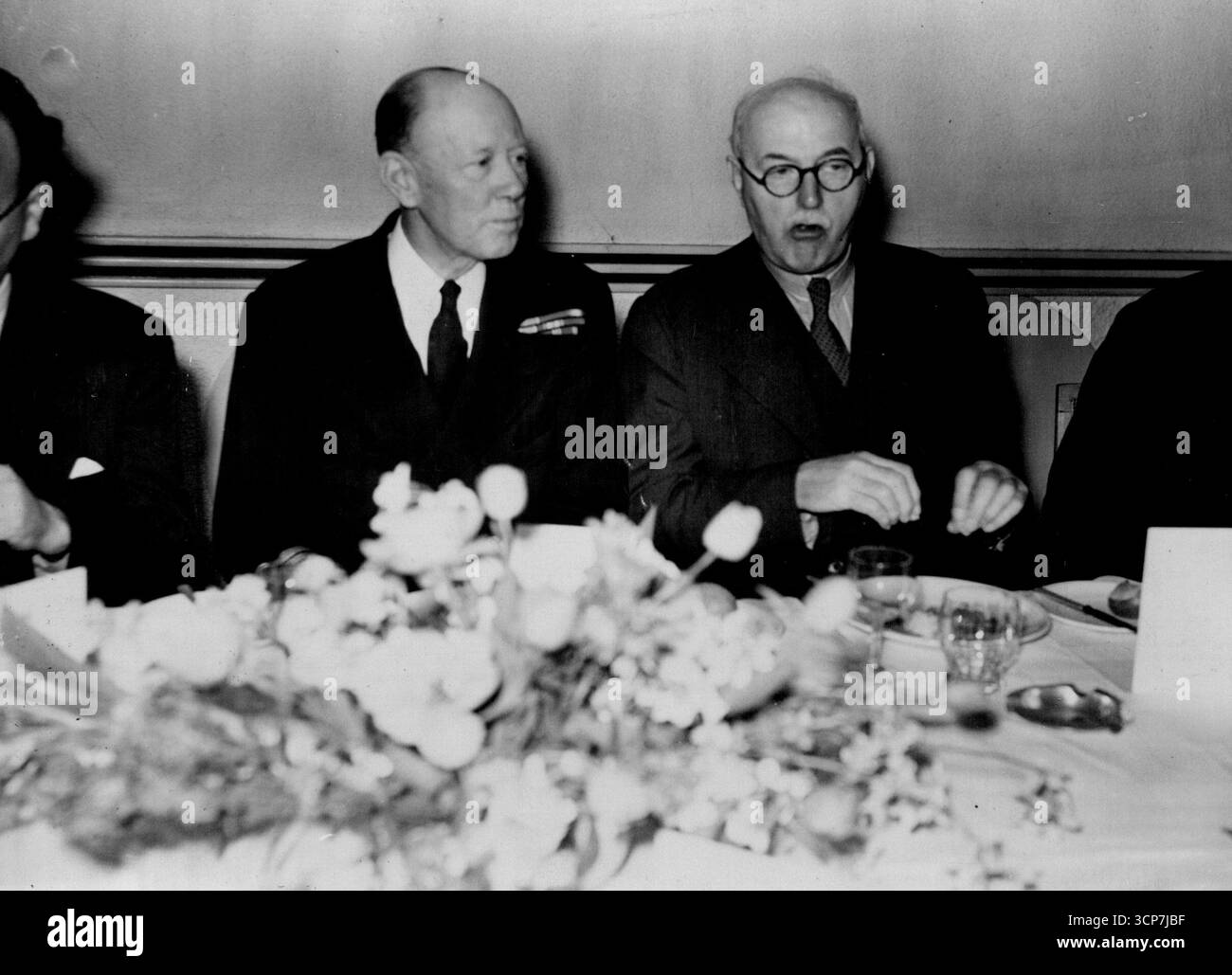 Australische Redakteure unterhalten den Hohen Kommissar in London ***** - Von links nach rechts: Admiral Sir Ragnar Colvin, australischer Marinebeauftragter, mit Herrn A. H. Watson, Herausgeber des Daily Telegraph (London). Australische Redakteure in London gaben im Savoy Hotel in London eine Mittagsparty, bei der sie Mr. S. H. Bruce, den High Commissioner in London und Herausgeber britischer Zeitungen, unterhielten. Mai 1947. Stockfoto