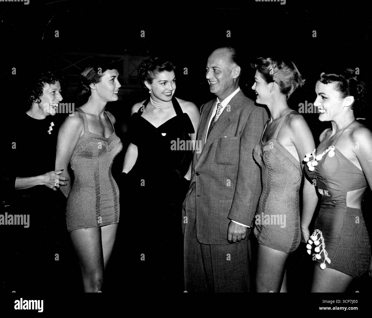 Miss Fellegi mit Fred Cole, der Sportbekleidung Tycoon, Esther Williams und einer Gruppe von Hollywoods jungen Frauen. Januar 1953. (Foto von Victor H. Tampone). Stockfoto