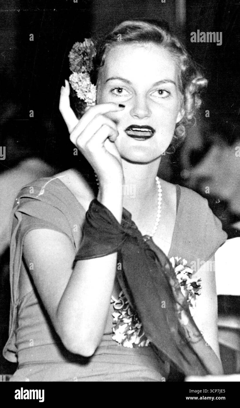 Die reichste junge Frau der Welt ist Mrs. Doris Duke Cromwell, Duke Tabak Erbin. Dieses Vermögen steht auf Platz 16 in den USA. Das Anwesen Duke beschäftigte einst 40 Gärtner, Springbrunnen spielten gefiltertes Wasser. Januar 1951. Stockfoto