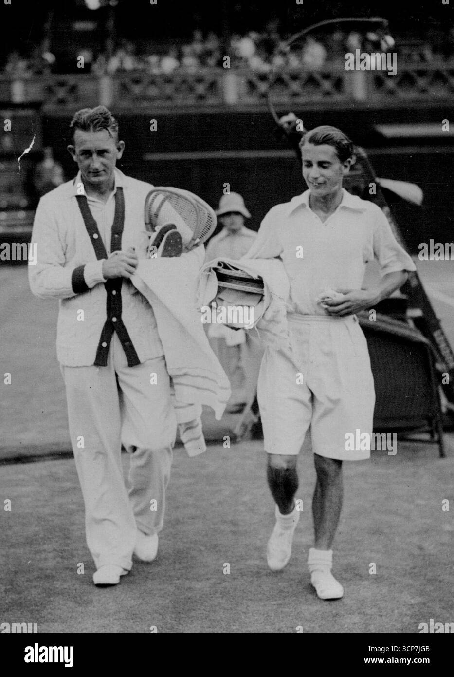 Davis Cup Lawn Tennis in Wimbledon, London, S.W. England V. Australien. Von links nach rechts – J.H. Crawford (Australien). Und „Bunny“ Austin (England). Wir gehen auf den Platz für ihr Spiel. Juli 1933. (Foto von der Aktuellen Presseagentur Ltd.) Stockfoto