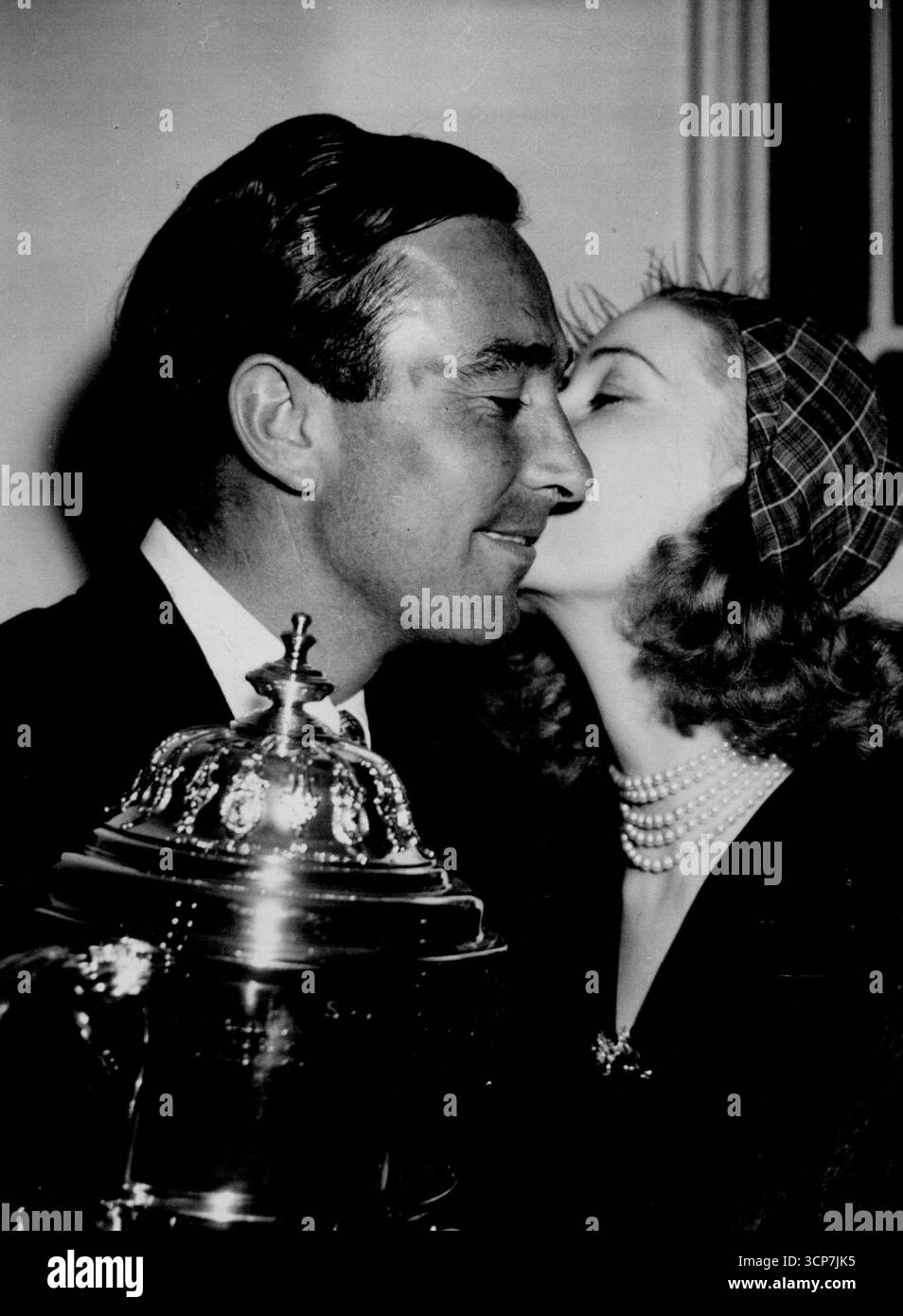 Kiss for Year's Sportsman – Denis Compton, Englands Cricketspieler, erhält einen Kuss von Filmstar Valerie Hodson, nachdem ihm die Trophäe „Sportsman of the Year“ von der Rt. Aneurin Bevan, M.P. Minister für Gesundheit, heute Abend, am 16. Mai im Savoy Hotel in London.Denis Compton war die Wahl von Tausenden von Sportliebhabern, die an der jährlichen landesweiten Abstimmung teilnahmen.Denis Compton hat sich auf dem Cricket-Feld als Schlagmann, Bowler und Feldspieler gezeigt, bei unzähligen Gelegenheiten hat er mit Auszeichnung auf dem Fußballfeld gespielt und ******* Experte für Golfdarts und Squash Stockfoto