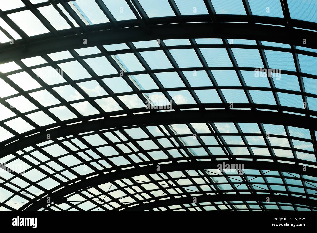 Moderne Glasdacharchitektur mit Stahlgitterkonstruktion. Transparente Struktur mit geometrischem Muster. Abstrakter Hintergrund der urbanen Architektur. Stockfoto