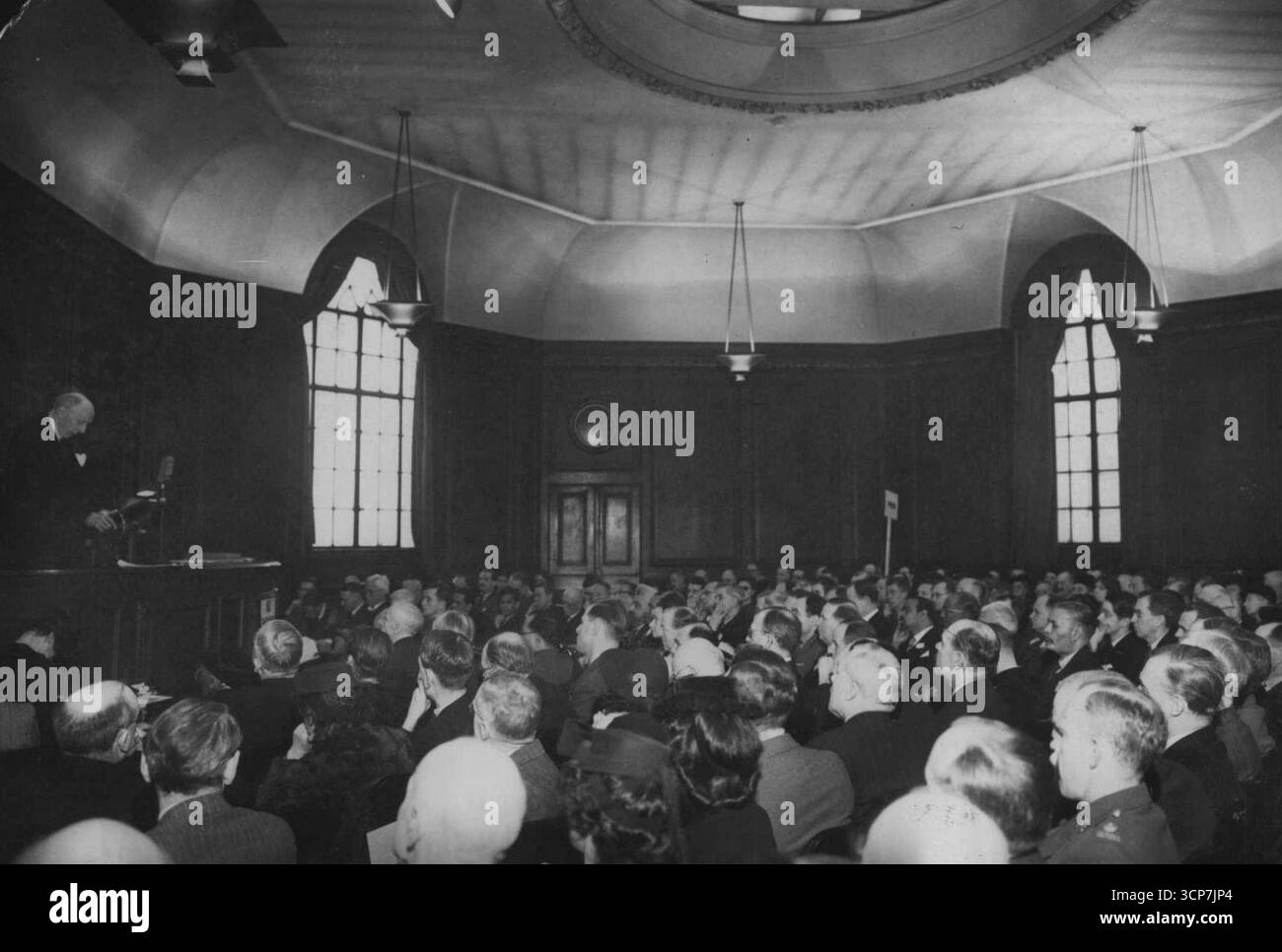 40 ausländische Delegierte auf der Commonwealth-Konferenz.-P.S.- Eine allgemeine Sicht der Eröffnung ***** Der Commonwealth-Konferenz. Die Commonwealth Conference, 1945, wurde offiziell in der John Power Hall, Chatham House, St. James Square, London, von Viscount Cecil aus Chelwood eröffnet. Viscount Astor, der Vorsitzende der Konferenz. Aufgabe der Konferenz ist es, inoffiziell zu prüfen, welchen Beitrag das britische Commonwealth zur künftigen Sicherheit und zum sozialen und wirtschaftlichen Fortschritt der Welt leisten kann. April 1945. (Foto von Pix Photos) Stockfoto