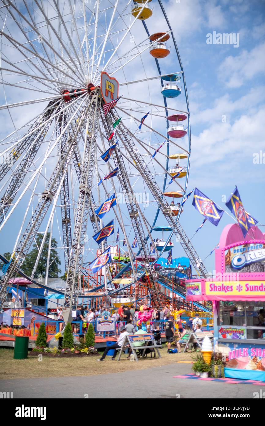 Frederick Maryland // FREDERICK, Maryland — Ein Riesenrad ist eine prominente Attraktion auf der Great Frederick Fair, einer großen jährlichen Veranstaltung in Frederick, Maryland. Die Messe bietet Vergnügungsfahrten, Lebensmittelverkäufer und landwirtschaftliche Ausstellungen. Das Riesenrad bietet einen Panoramablick auf das Messegelände und die Umgebung. Die Great Frederick Fair ist seit über 150 Jahren eine Tradition im Frederick County und zeigt lokale Landwirtschaft, Unterhaltung und Gemeinschaftsgeist. Stockfoto
