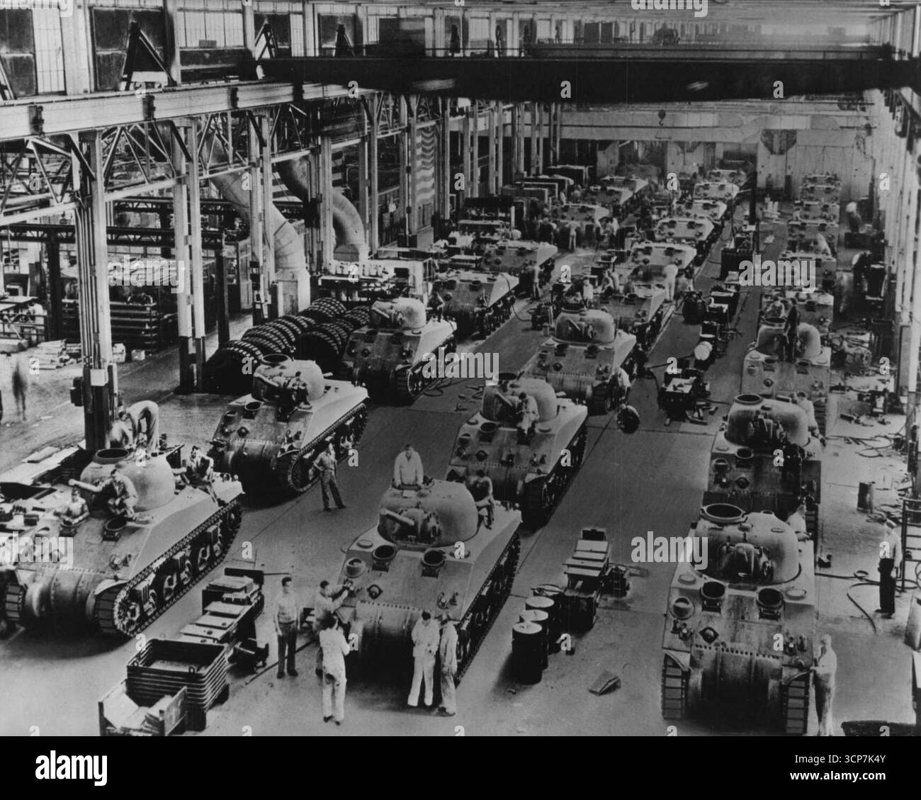 U.S. Tanks Roll of Assembly Lines – General Sherman-Panzer, der Typ, der Marshall Rommels Iixis-Armeen in Ägypten und Libyen zerschlagen half, rollt in immer größeren Mengen von amerikanischen Fabrikmontagelinien. Dies ist eine Ansicht eines Teils der Fabrik eines Unternehmens im Mittleren Westen der USA. Elf der Werke des Unternehmens schicken Tankteile in diesen Versammlungsraum. Februar 1943. (Foto: Interphoto News Pictures, Inc.) Stockfoto