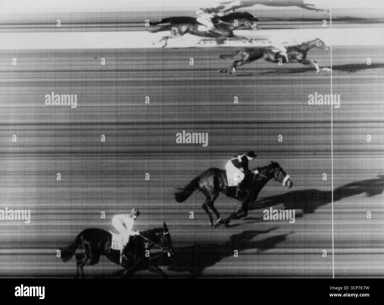 „Minister“ gewinnt das CambridgeshireDas Foto-Finish-Bild, das verwendet wurde, um den Gewinner zu bestimmen oben bestimmen den Gewinner.von oben nach unten: Marshal Ney, Minister, Queen's Bueches und turk's Blood.Lord Roseberys „Minstrel“ Ein 66-1 Schuss, der von Lehrling C. Gaston geritten wurde, gewann die Cambridgeshire Handicap-Einsätze in newmarket Toady 27. Oktober, in einem Fotoabschluss von Queen's Bueches (E.Mercer war das dritte Bein von Marshup in diesem Herbst mit dem zweiten Marshup von Marshup). Oktober 1954. (Foto von zugehörigem Pressefoto). Stockfoto