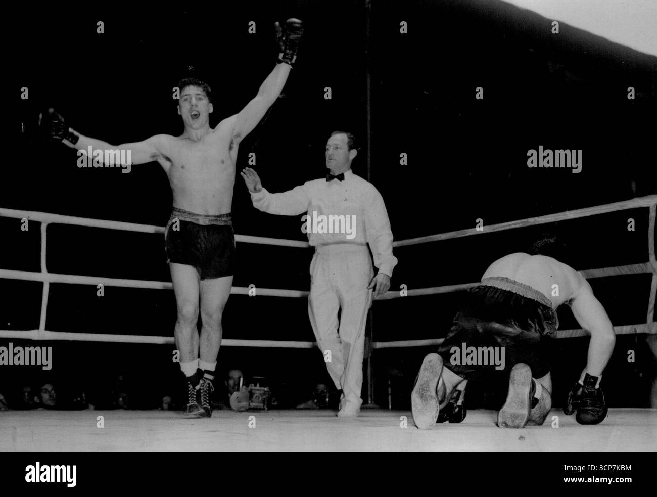 Don Cockell, Briten ***** Leichtgewichtsmeister tanzt einen Siegesjig im Ring, während er ***** spricht Von den Sparren Tommy Little ***** Nick rauswerfen ***** Amerika in der sechsten Runde eines geplanten 10-Runden-Wettbewerbs am Carnival of Champions, White City Stadium, London To-Night (Dienstag). Barone wird auf den Knien gesehen, als er sich um den Aufstieg kämpft. Juni 1951. (Foto von Reuterphoto). Stockfoto