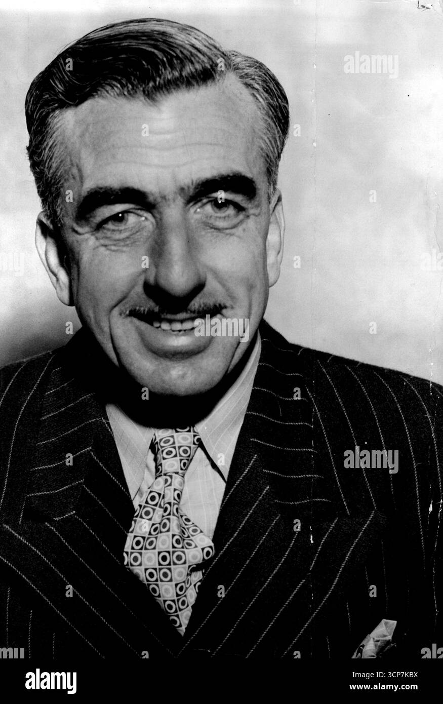 Robert S. Close - Kultur unter Leinwand die Geschichte der Bühnenerfolge unter Leinwand von Grace Sorlie und ihrem verstorbenen Ehemann George Sorlie (Seite 11) wird von dem australischen Schriftsteller Robert S. Close (People, 19. Juli 1950) gelesen, der selbst berichtet, dass er das Leben in Paris genießt. Er ging vor etwa einem Jahr dorthin, hauptsächlich um einen persönlichen Anspruch auf 500.000 Francs zu erheben - nicht das Vermögen, das es klang und früher war, aber immer noch nützliche £500 oder so - dank ihm von einem französischen Verleger für Lizenzgebühren für eine Ausgabe seines umstrittenen Romans Love Me Sailor. Close, der immer noch den Geschmack von Zuhause und Hi bekommt Stockfoto