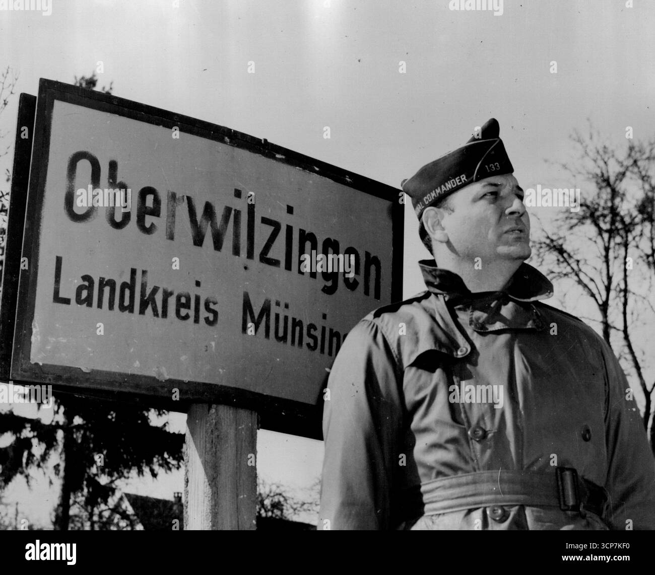 Erle Cocke Jr., nationaler Kommandeur der Amerikanischen Legion, steht am Stadtgrenzzeichen Oberwilzingen, Schauplatz seiner Hinrichtung im Jahr 1945. Juni 1951. (Foto von Acme Photo). Stockfoto