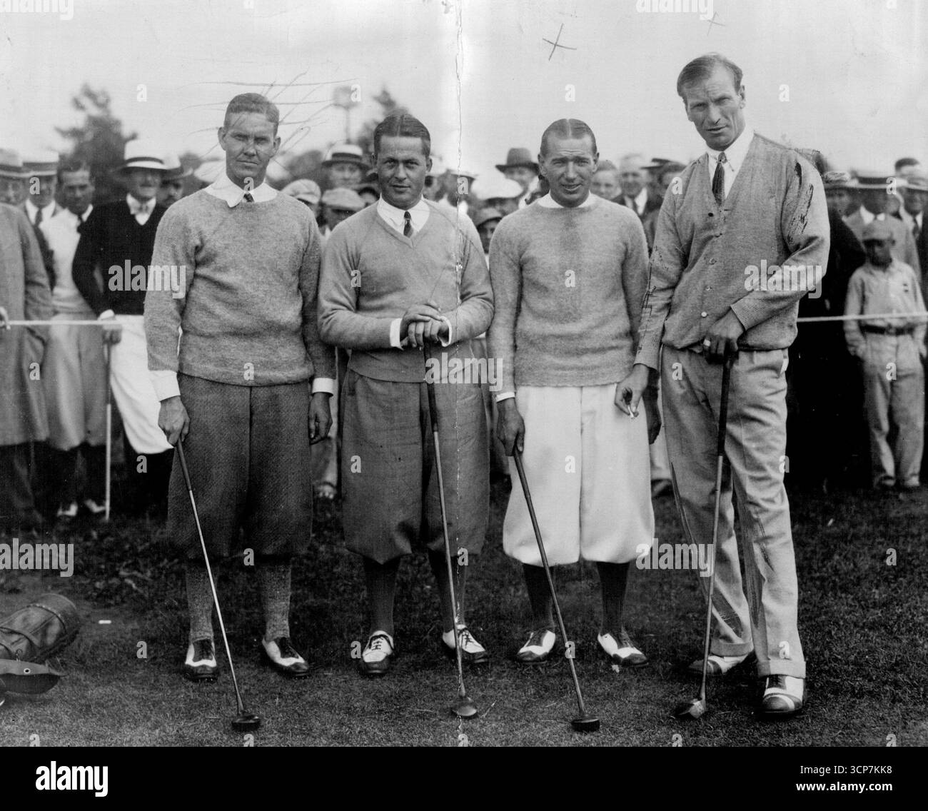 Stars in U.S. Open Golf treffen sich. Von links nach rechts Harrison Johnson, Bobby Jones, Leo Diegel und Archie Compston aus England. Das obige Foto, das in Olympia Fields in der Nähe von Chicago aufgenommen wurde, zeigt vier Teilnehmer am U.S. Open Golf Meet, gerade als das große Spiel begann. Zwei davon, Bobby Jones und Archie Compston, sind führend bei den Wetten. Juni 1928. (Foto von P & A-Fotos). Stockfoto