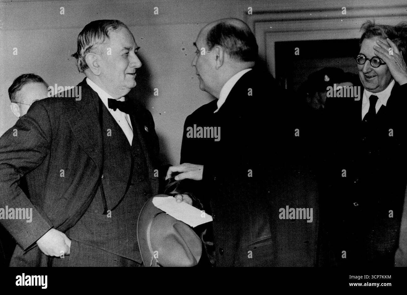 Eröffnung der Konferenz der Vereinten Nationen in London – Senator Tom Connally, einer der Delegierten der Vereinigten Staaten, begrüßt Herrn Jam Masaryk, den Leiter der tschechoslowakischen Delegation. Er ist der tschechische Außenminister. (Rechts) die erste Generalversammlung der Organisation der Vereinten Nationen trat in Central Hall in Westminster, London, zusammen, als Clement Attlee, britischer Premierminister, die Delegierten von 51 Nationen offiziell in London begrüßte. Mehr als 500 Delegierte haben sich zu der Konferenz versammelt, die hoffentlich den Grundstein für eine neue Weltordnung legen wird. Januar 1946. Stockfoto