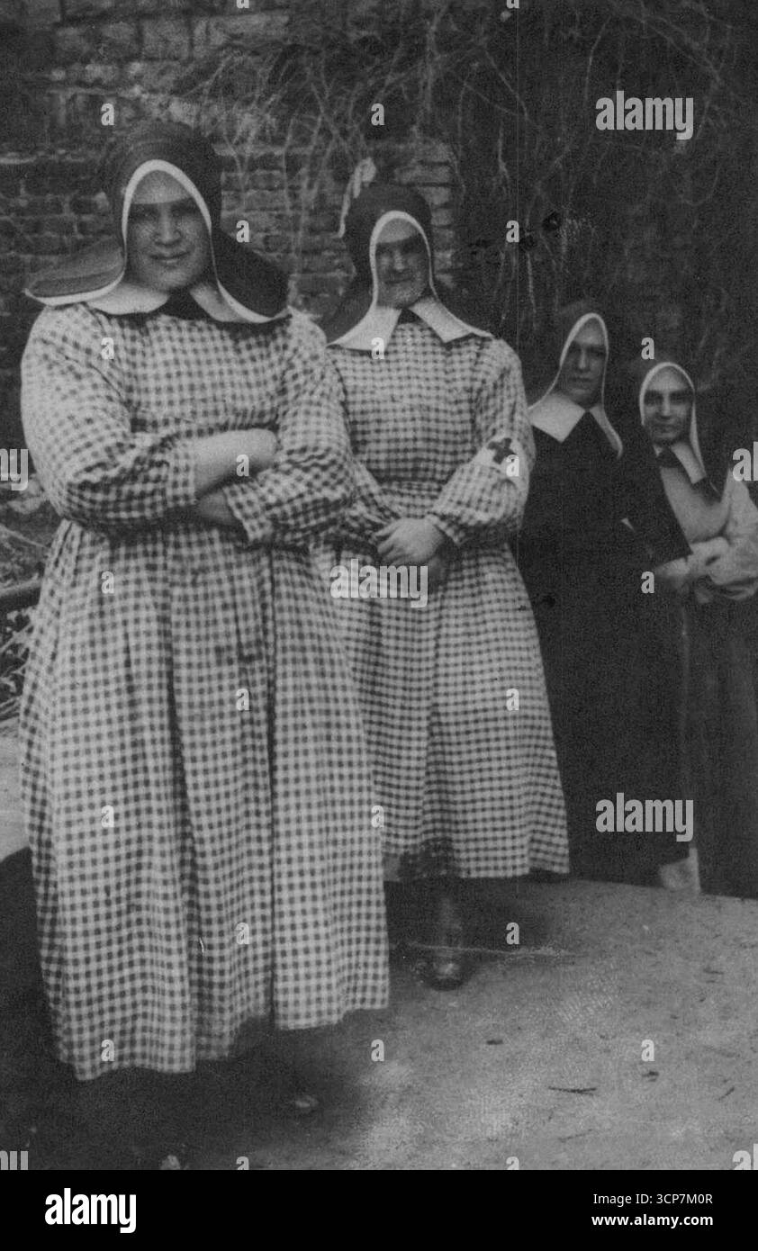 Sie blieben in Bitburg zurück -- diese deutschen Krankenschwestern entschieden, dass die alliierte Gefangenschaft einladender war als deutsche Rückzugsorte. Sie wurden von Amerikanern gefunden, die in die verwüstete Stadt Bitburg, Deutschland, eindrangen.das wichtige Straßenzentrum von Bitburg ist an Truppen der dritten US-Armee gefallen. Beim Betreten der Stadt, die bereits von den feindlichen amerikanischen Infanteristen verlassen wurde, fanden nur noch 200 Zivilisten in der Stadt zusammen mit einigen deutschen Krankenschwestern vor. 4. Juni 1945. (Foto von Associated Press Photo). Stockfoto