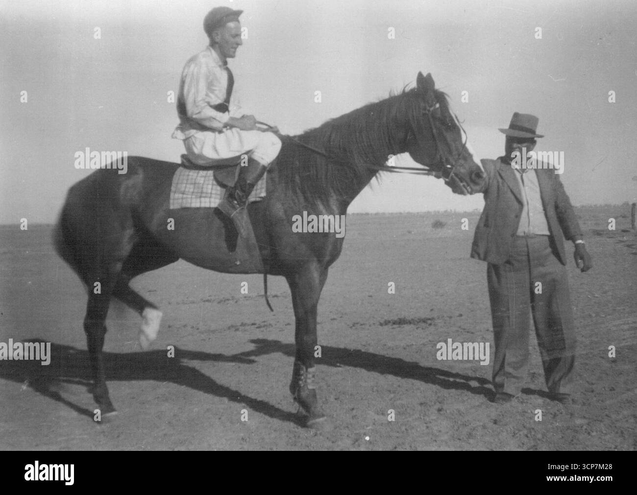 Silent March, im Besitz von Jim Oldfield, Gewinner der „doppelten“ Diamantina Mile und des Birdsville Cup. Mr. Oldfield ist die treibende Kraft hinter dem Rennen im nie-nie. Februar 1949. Stockfoto