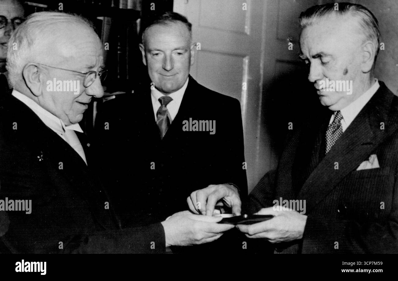 Der neu gewählte irische Premierminister John A. Costello (rechts) erhält sein Siegel vom Präsidenten Sean T. O’Kelly, kurz nachdem er zum zweiten Mal zum Premierminister gewählt worden war, ist Maurice Moynihan, Sekretär der Regierung. Mr. Costello hat Mr. Eamon de Valera für das Premiership abgesetzt. Juni 1954. (Foto von United Press Photo) Stockfoto