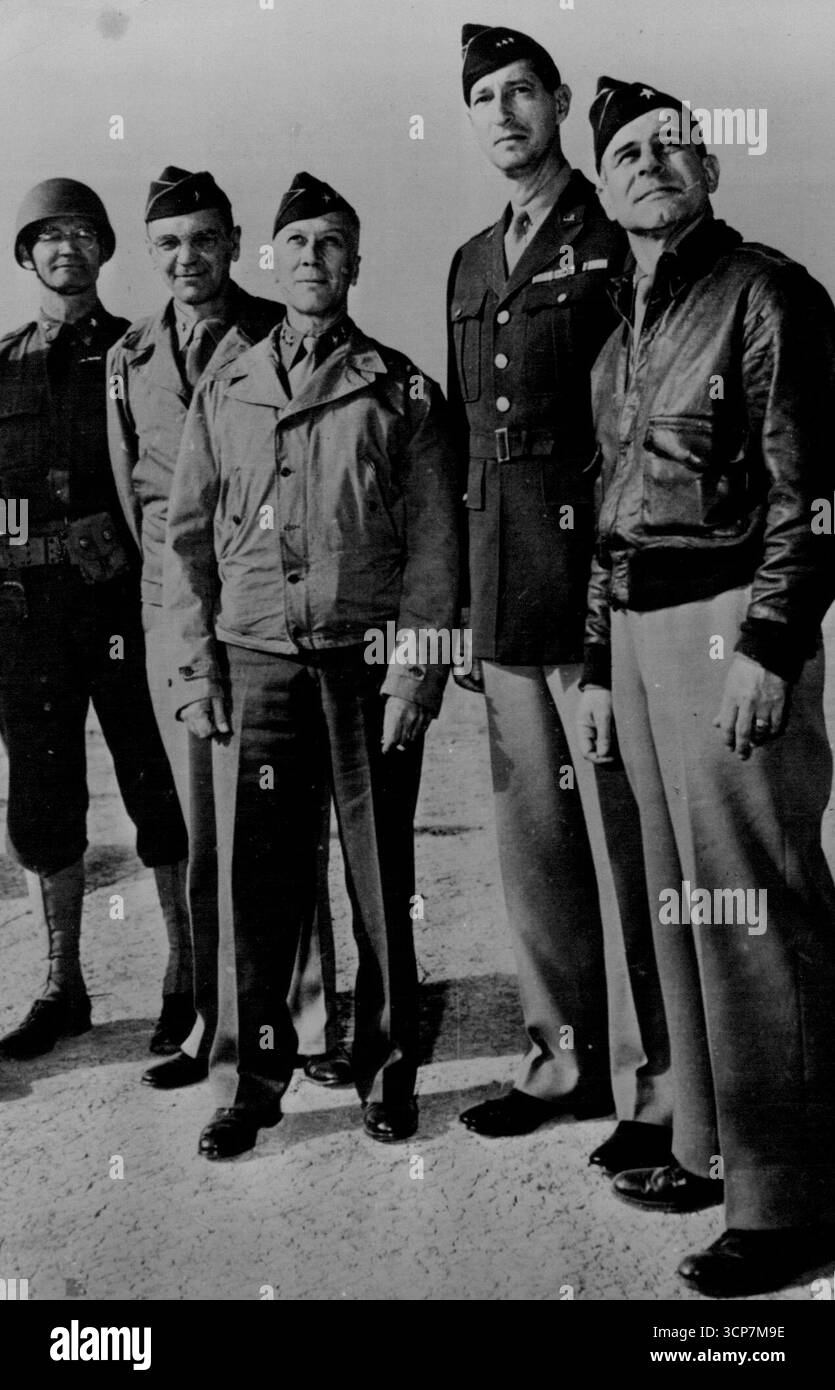 US-Führer in Nordafrika eine Gruppe amerikanischer Armeeoffiziere beobachtet die Ankunft alliierter Flugzeuge an der Kampffront in Nordafrika. Unter ihnen sind Generalleutnant Lloyd R. Fredendall, Kommandeur der amerikanischen Zentralen Task Force (Zentrum), Lieut. Gen. Mark. W. Clark, stellvertretender Oberbefehlshaber der Nordafrikanischen Kampagne (zweiter von rechts), und Generalmajor James H. Doolittle (rechts), Kommandeur der Twelfth U.S. Air Force. Februar 1943. (Foto: Interphoto News Pictures, Inc.) Stockfoto