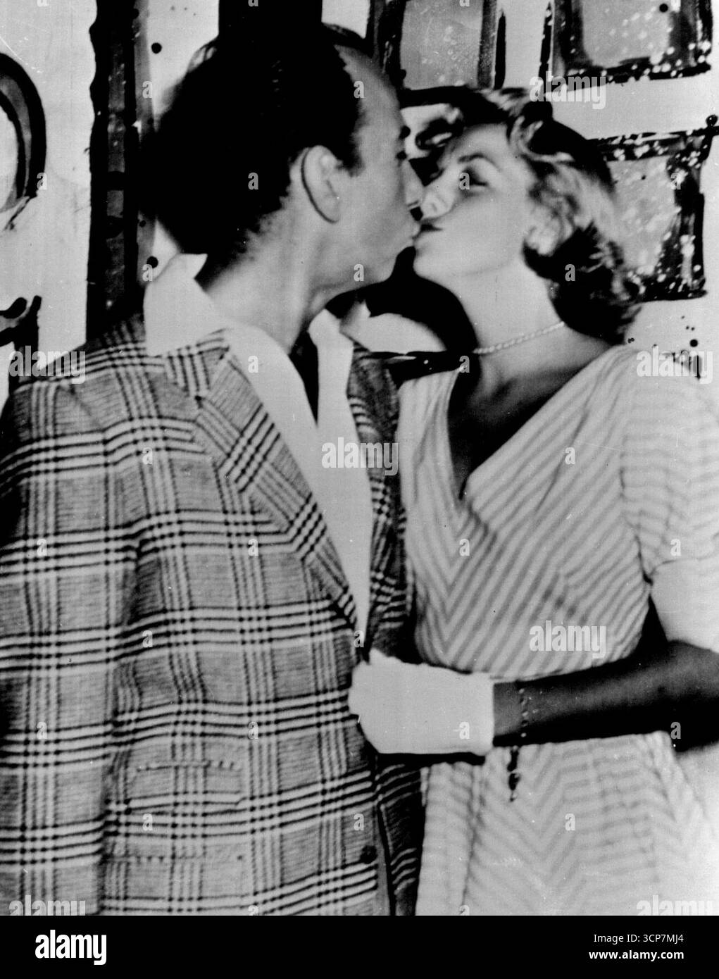 "Kiss Me Rosemary", dann "Kiss Me Kate" -- Jose Ferrer, der heute nach Durant, Okla. ging, um Sänger Rosemary Clooney zu heiraten, kehrte nach Dallas zurück und spielte heute Abend seine Hauptrolle im Musical "Kiss Me Kate". Nur eine Minute vor der Vorhangzeit verpflichteten der Schauspieler und seine Braut Nachrichtenfotografen mit dem oben genannten echten (nicht Bühnenkuss) Kuss hinter der Bühne. Juli 1953. (Foto von AP Wirephoto) Stockfoto