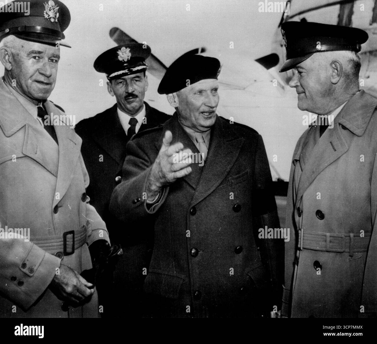 Offiziere Willkommen Montgomery - Feldmarschall Montgomery, britischer Militärführer, wird von hohen US-Beamten begrüßt, als er heute am nationalen Flughafen zu Konferenzen und ***** ankommt Inspektionsbesichtigung der amerikanischen Militärbasen. Von links nach rechts: General Omar Bradley, Vorsitzender der gemeinsamen Stabschefs; unbekannter Offizier; Montgomery und General J. Lawton Collins, Stabschef der Armee. Montgomery trägt eine schwarze Trauerband für die verstorbene Königin Mary. März 1953. (Foto von AP Wirephoto) Stockfoto