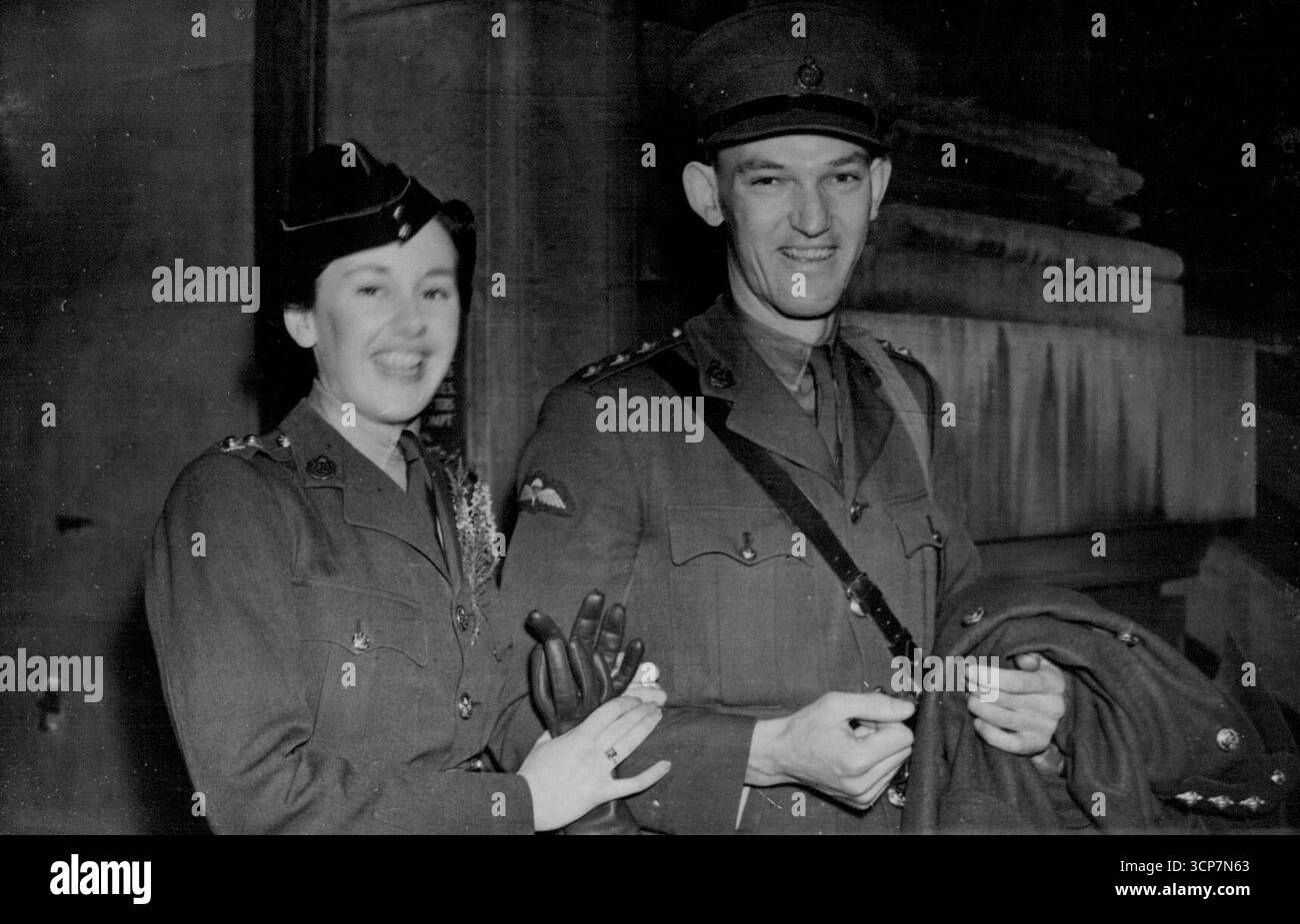 Australischer Arzt, Captain in R.A.M.C. heiratet australischen A.T.S.Officer in London. Die Braut und der Bräutigam gehen nach der Ehe. Captain T. R. B. Courtney, ein australischer Arzt, der in der H.A.M.C. diente, war heute mit Subaltern Elizabeth Webster von der A.T.S. im Marylebone Town Hall verheiratet, beide kannten sich in Australien, hatten sich aber nach Ausbruch des Krieges nach England aus den Augen verloren. Sie wurden schließlich durch ein Foto von Mrs. Webster zusammengebracht, das Captain Courtney zufällig in einer Londoner Zeitung sah. Dezember 1941. Stockfoto Australischer Arzt, Captain in R.A.M.C. heiratet australischen A.T.S.Officer in London. Die Braut und der Bräutigam gehen nach der Ehe. Captain T. R. B. Courtney, ein australischer Arzt, der in der H.A.M.C. diente, war heute mit Subaltern Elizabeth Webster von der A.T.S. im Marylebone Town Hall verheiratet, beide kannten sich in Australien, hatten sich aber nach Ausbruch des Krieges nach England aus den Augen verloren. Sie wurden schließlich durch ein Foto von Mrs. Webster zusammengebracht, das Captain Courtney zufällig in einer Londoner Zeitung sah. Dezember 1941. Stockfoto