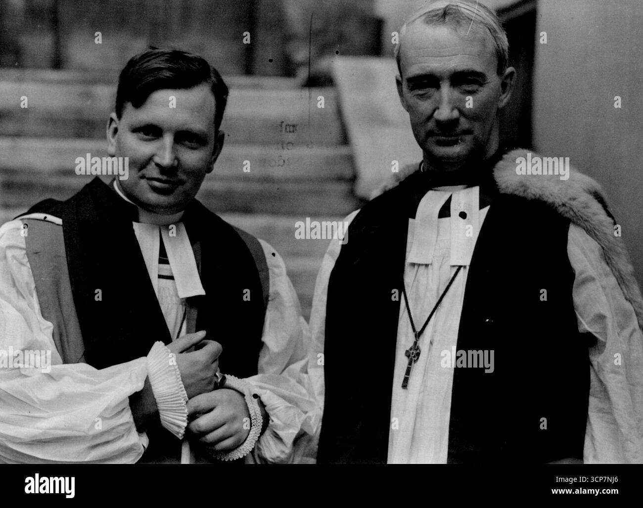 Der Erzbischof von Canterbury weiht zwei neue Bischöfe in Westminster Abby.Foto zeigt: Der Pfarrer Norman Sherwood Jones, M.A., (links), Vikar der Kirche St. Nicholas Radford Coventry, der im Alter von 31 Jahren zum stellvertretenden Bischof in der Diözese von Lagos ernannt wurde, und der Pfarrer Geoffrey Franceys Cranswick, B.A., indischer Sekretär der Church Missionary Society, der Church, der neuen Bischof von Tasmania, der Abtei von Westmania, fotografiert nach der Erzbischof von Westmania. Der ehrenvollste und rechteste ehrenwerte William Temple, D.D., Erzbischof von Canterbury, weihte den Reverend GE Stockfoto