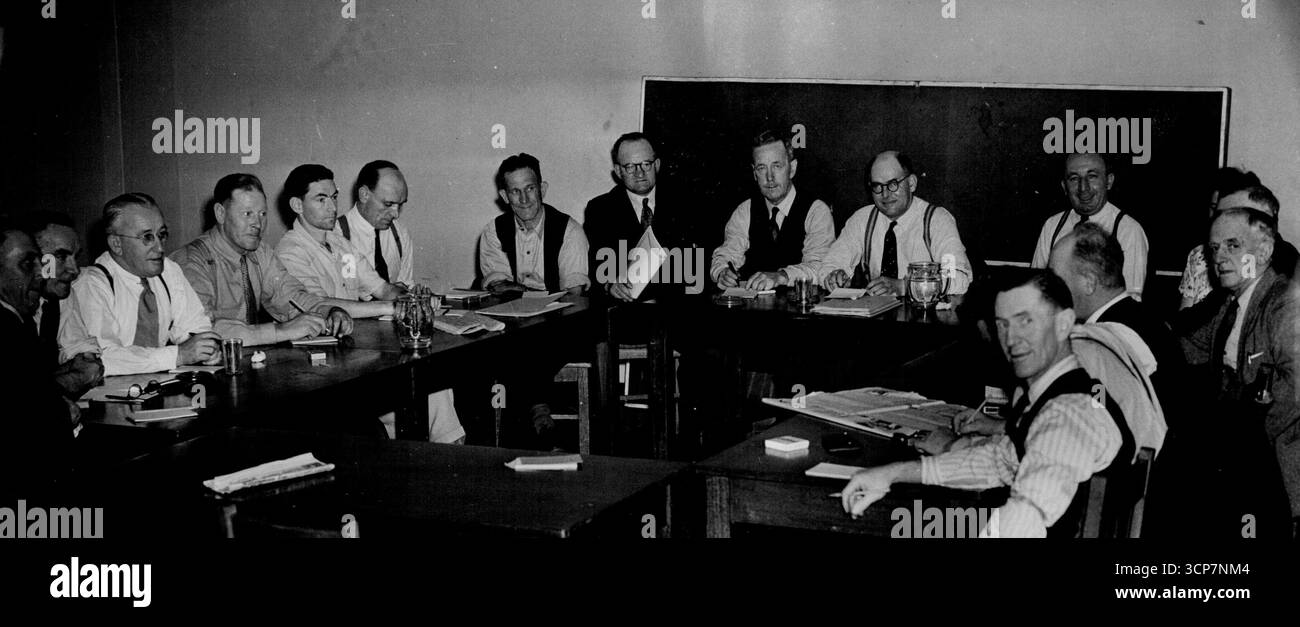 Wichtige Sitzung des Bergarbeiterzentrums heute in Sydney. Von links: Messrs. F. Cresswell, W. Crook, R. Morris, E. Mara, J. Comerford, J. Platts, H. Woods, R. Hamilton, J. Martin, J. Williams, g. W. S. Grant, W. Riddiford (verdeckt), C. A. Fritsch, T. M. Millar (verdeckt), W. **** (Verdeckt) und J. Dawson. November 1948. Stockfoto