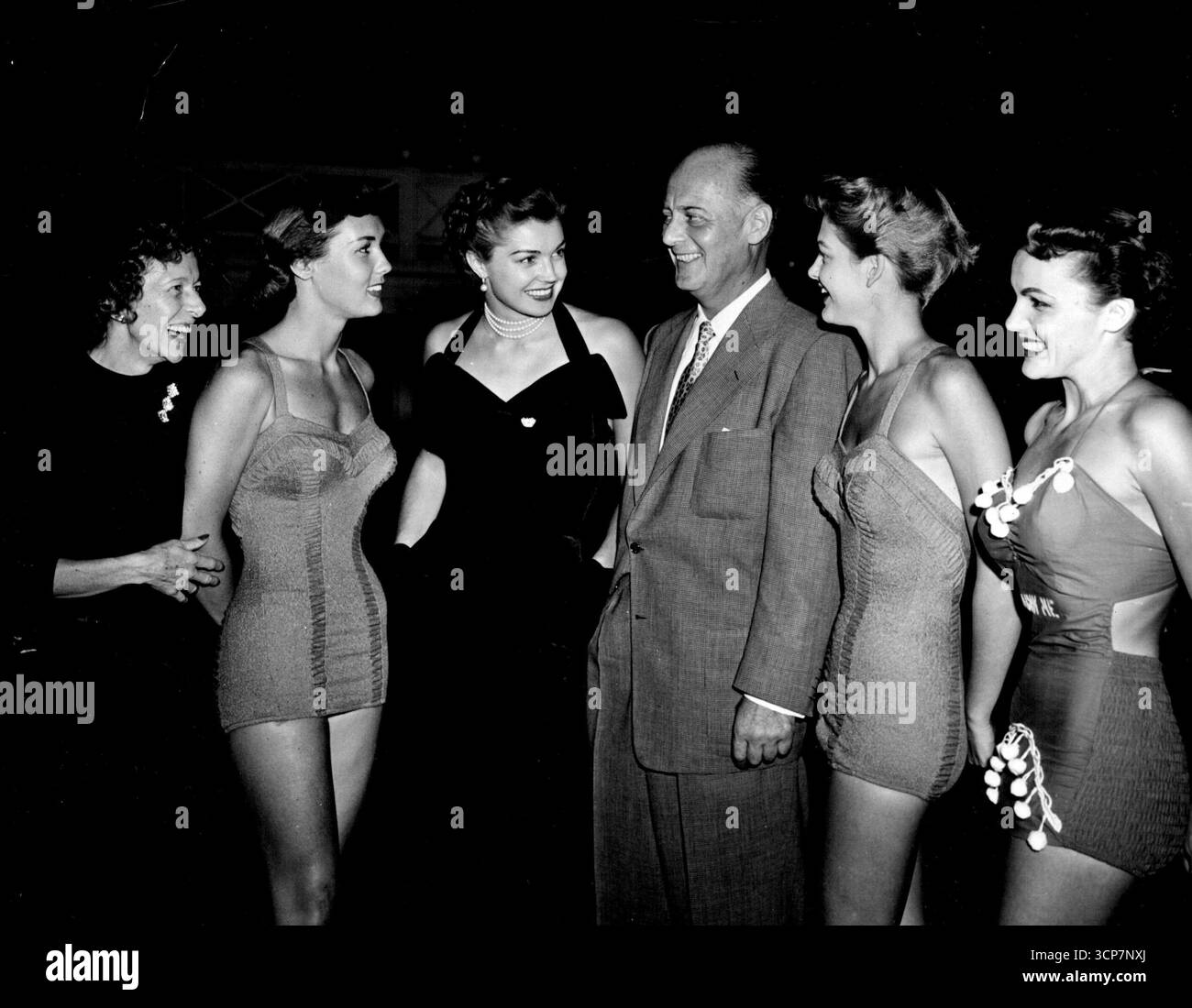 Miss Fellegi mit Fred Cole, der Sportbekleidung Tycoon, Esther Williams und einer Gruppe von Hollywoods jungen Frauen. Januar 1953. (Foto von Victor H. Tampone). Stockfoto