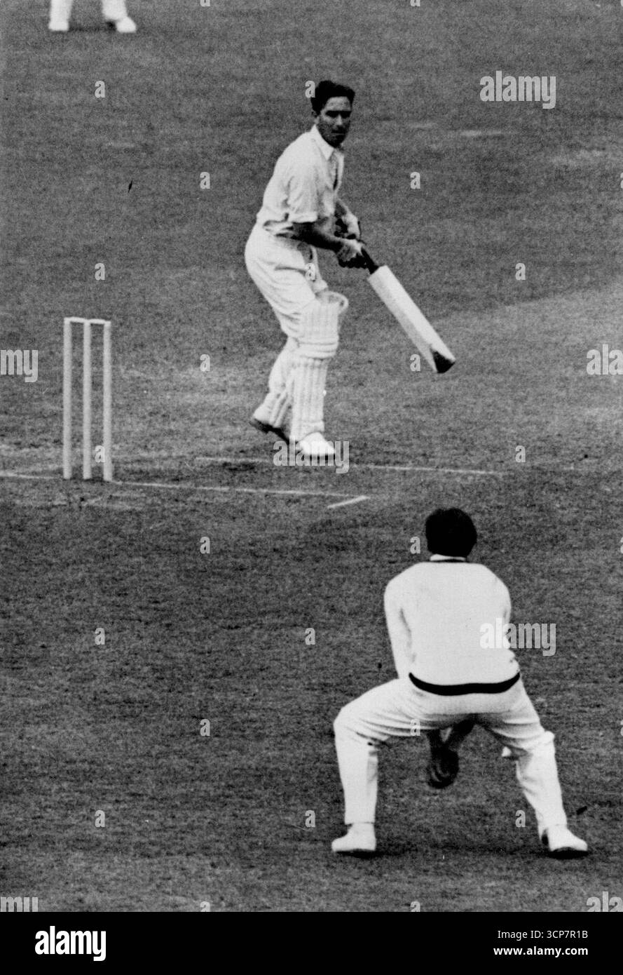 Cricket der zweite Test bei Lords - England V Australien 2. Tag: Denis Compton, England, sieht zu, wie Keith Miller ihn nach 53 Runs vor einem Ball vor W.A. Johnson schnappt. Denis Compton sieht Keith Miller beim Bowling von Bill Johnston einen Trick auf sich nimmt. Juli 1948. Stockfoto