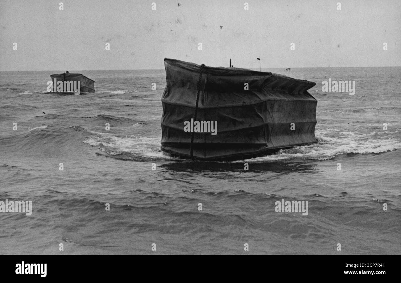 Ein Monster der Tiefe – Ein Schwimmbecken, das mit seiner Leinwandabdeckung wie ein Ozeanmonster aussieht, kommt an den Strand. Amphibienpanzer, Infanterie in Angriffsbooten und schwimmende Amphibien nahmen an einer Operation in Portsmouth teil, als Studenten des Staff College Camberley eine Demonstration des Amphibienkrieges der Navy, der Army und der Royal Marines sahen. Juli 1948. Stockfoto