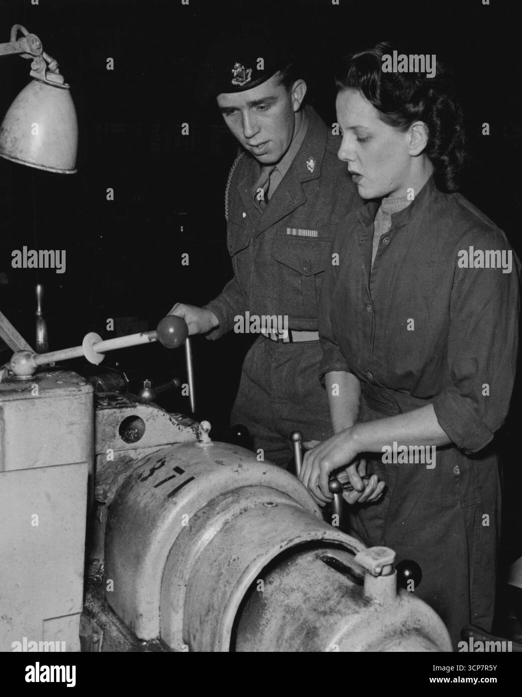 Tankmänner aus Korea besuchen Centurion Factory - britische Centurion-Panzer haben viel Lob von den Männern erhalten, die mit ihnen in Korea gekämpft haben. Nach Meinung des Befehlshabers vom 8. King's Royal Irish Husars, Oberstleutnant Sir Guy Lowther, der Centurion ist der beste Panzer der Welt, ausgestattet mit der besten Kanone, dem besten Turm und der besten Ausrüstung. Der 8. Die Husaren sind nun nach Großbritannien zurückgekehrt und um ihre Wertschätzung zu zeigen, besuchten Gruppen der Männer die Centurion Panzerfabrik in Leeds, Yorkshire, um den Arbeitern für ihren produktiven Job zu danken. Dennis Walker aus Ipswich, eine Panzerverbindung Stockfoto