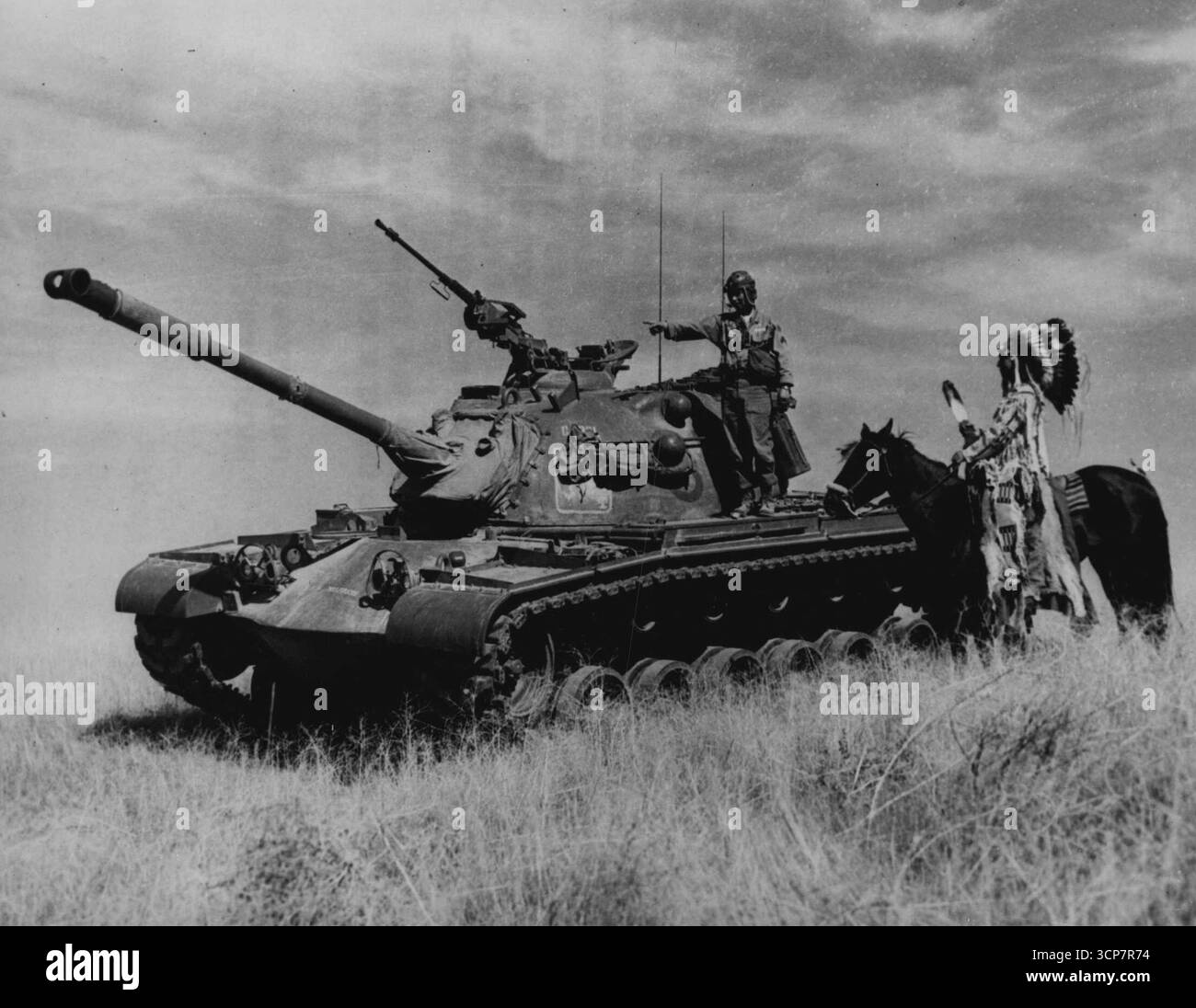„Sie sind so weit gegangen!“ - Nicht die Pferdekavallerie von uns alten Westen, sondern schlanke Panzer einer gepanzerten Trainingseinheit. Chief Thomas K. Yallup aus Toppenish, Washington, und Chief des indianerrates von Yakima besucht seinen Sohn, Corporal Bill Yallup von einer gepanzerten Armee-Einheit, um einen genaueren Blick auf die modernen Panzer der „Iron Horses“ (M-48) zu werfen, die an die Stelle der traditionellen Rosse getreten sind, die von den Kriegern des alten Westens geritten wurden. Corporal Yallup trainierte in der Yakima Feuerstelle, als dieses Bild gemacht wurde. August 1954. (Foto: Paul Popper, Paul Popper Ltd.) Stockfoto