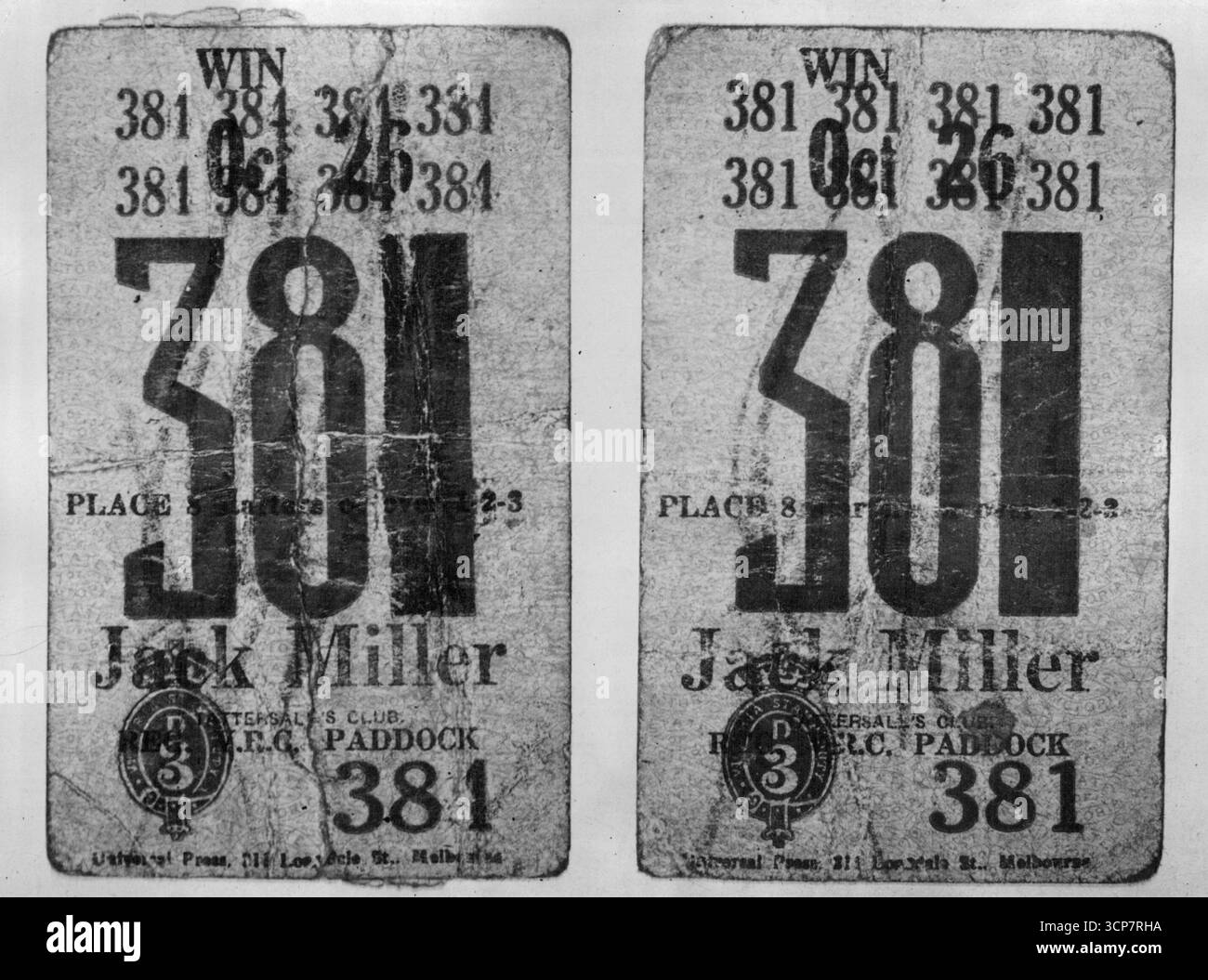 Ein gefälschtes Ticket, das den Buchmacher Jack Miller erwischt hat. Auf der rechten Seite befindet sich das echte Ticket 381 für einen großen Betrag. Auf der linken Seite befindet sich das Ticket 384, ausgestellt für ein paar Schilling. Die Fälscher arbeiteten an der 4, wurden in 1 umgewandelt und wurden bezahlt. Juni 1950. Stockfoto