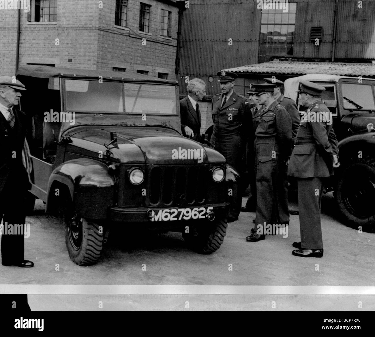 Besuch von General Marl Clark in Großbritannien: Sieht britische Kampffahrzeuge getestet. General Mark Clark spricht mit Mr. A. E. Masters, dem Chefingenieur, über einen interessanten Punkt auf dem F.V. 1800, der von anderen Parteimitgliedern beobachtet wird. (Von links nach rechts) sind: Mr. Masters, General Mark Clark, Oberst Kessigner, Lieut-General Brownjohn, Lieut-General Gale, und Generalmajor Clayton. General Mark Clark, der Direktor der Feldarmee der Vereinigten staaten Amerika, der jetzt zu einem viertägigen Besuch in Großbritannien ist, auf Einladung des Chefs des kaiserlichen Generalstabs, Feldmarschall Sir William Slim, kürzlich VI Stockfoto