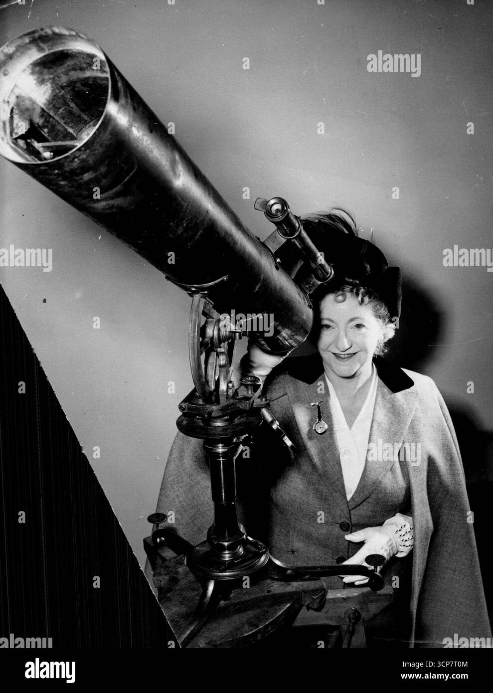 Captain Cooks Teleskop für - Neuseeland - Miss Edythe Kinch aus Carbis Bay, St. Ives. Cornwall, kam heute (Freitag) nach London, um ***** zu kommen Von ihrer Bank das Teleskop, das Captain Cook 1769 auf seiner Reise in der HMS Endeavour nach Tahiti benutzte und das sie Gold für die Regierung von Neuseeland besitzt. Sie ist ***** . 31. Oktober 1952. (Foto von Reuter Photos). Stockfoto