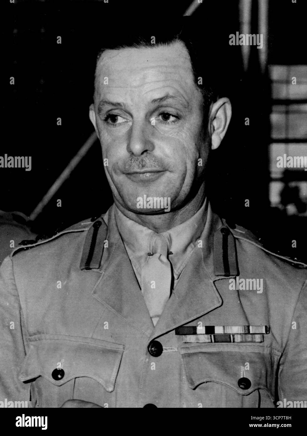 Major-General C. A. ClowesDecorations DSO, MC., ein australischer Staff Corp Soldat war einer der ursprünglichen Absolventen von Duntroon der 1914-Klasse. Seither diente er im Ersten Weltkrieg als Artillerieoffizier, in dem er beide Auszeichnungen erhielt. Seither hielt er eine Reihe von Spezialist posts.Commanded in Darwin 1933-1936. 1936–1938.im Zweiten Weltkrieg befehligte er im Rang eines Brigadiers die Artillerie des Australian Corp im Nahen Osten.Foto 8. Januar 194-2 als er mit einer Reihe hochrangiger Offiziere nach Australien zurückkehrte, um das Kommando über die 1st Infantry Div. Zu übernehmen (NSW) mit Stockfoto