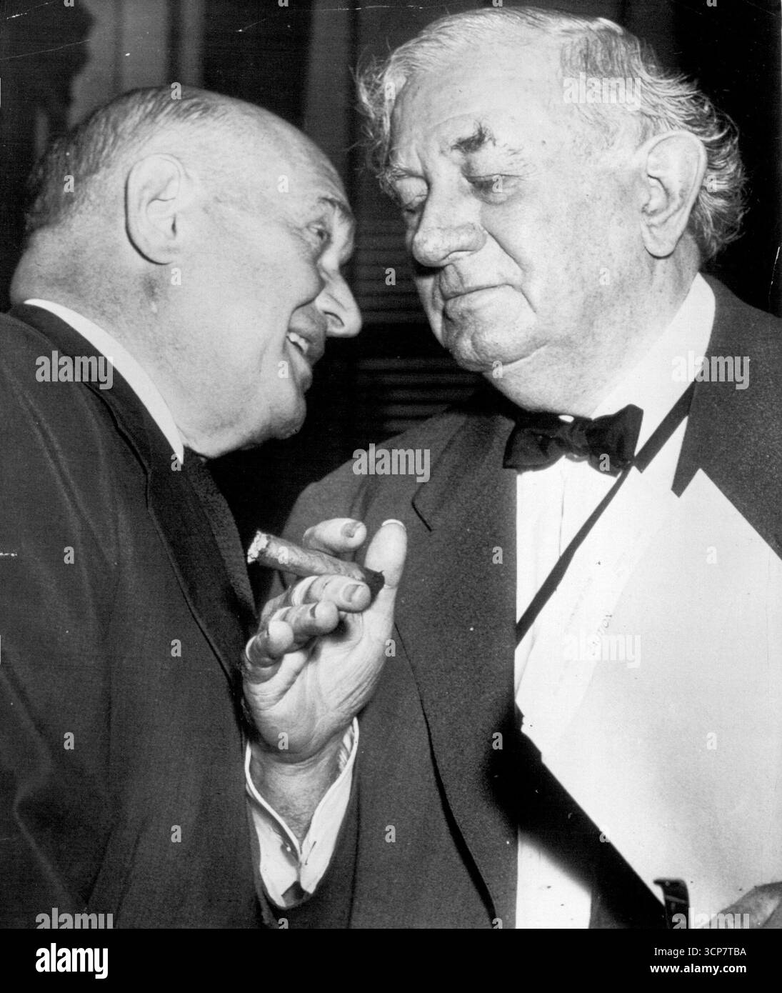 Noch ein Wort - Verteidigungsminister Louis Johnson (links) hat heute noch ein Wort für Senator Tom Connally (D-Tex), als sie eine geschlossene Sitzung der gemeinsamen Sitzung des Senats für Außenbeziehungen und bewaffnete Dienste-Ausschusses zum Thema Rüstungshilfe für Europa verlassen. Die Regierung schickte heute dem Kongress ein neues Gesetz über Rüstungshilfe, das Präsident Truman die Befugnis gibt, zu entscheiden, wann und wo Hilfe geleistet werden soll. Präsident Connally sagte, er sei zuversichtlich, dass das Gesetz angenommen werden kann. Senator Thomas T. Connally, Vorsitzender des Ausschusses für auswärtige Beziehungen im Senat, war einer der Delegierten des UN-Kongresses Stockfoto