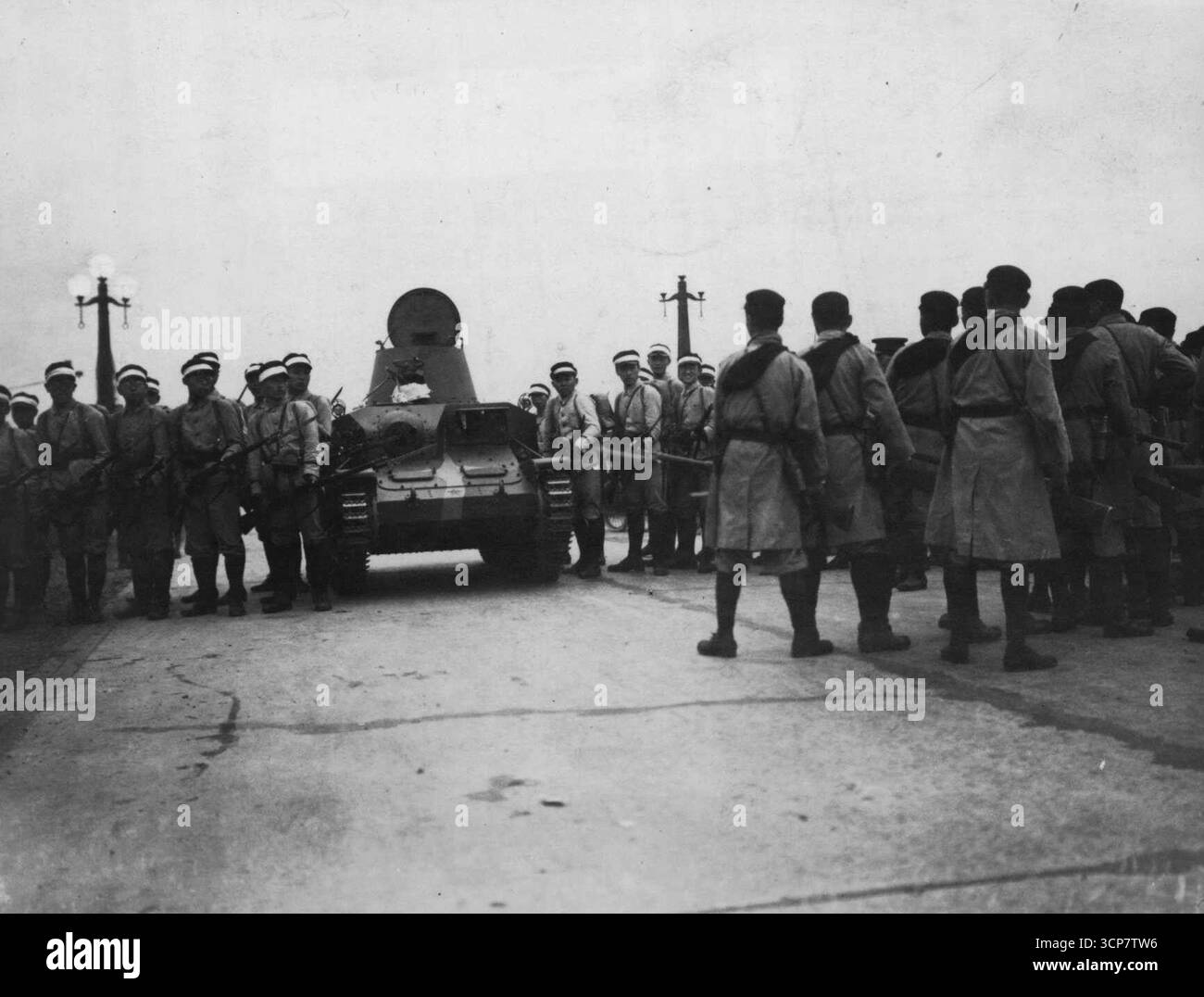 Der Nahkampf auf der Autobahn kurz vor dem Waffenstillstand. Die jährlichen kombinierten Militärmanöver aller Mittelschulen in der Präfektur Tokio werden von ***** aus durchgeführt Heute früh am Morgen in der Nähe von Pachioji, einem Vorort von Tokio, an dem mehr als 8.000 Schulschüler und einige Soldaten mit besonderen Aufgaben aus der Ersten Division von Tokio teilnehmen. Mr. Jyosei Yokoyama, Gouverneur der Präfektur Tokio, inspizierte die Manöver nach Mittag als Generalinspektor. Die Manöver wurden durch die Begegnung entlang des Tamagawa-Flusses bei Sonnenaufgang beendet. Oktober 1935. (Foto vom Shimbun Rengo News Photos Service). Stockfoto
