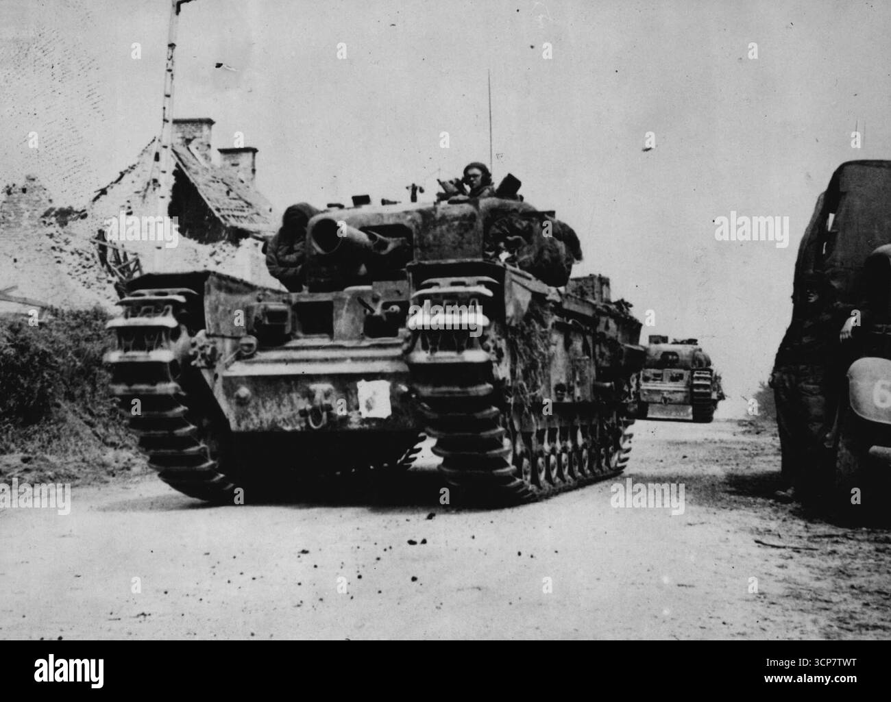 Erste Bilder des neuen britischen Mörsertanks - ein Avre bewegt sich an die Front in Frankreich. Die Arbeiten zum Entwurf und Bau der Geräte, die die beeindruckenden Befestigungen der Atlantischen Mauer durchbrechen, wurden 1943 vom Kriegsministerium unter der Leitung des Chefingenieurs durchgeführt. Die Hauptausrüstung der Assault Royal Engineers, die zum ersten Bruch der Atlantischen Mauer beitrug, war das gepanzerte Fahrzeug (Royal Engineers), bekannt als die AVRE. Das Fahrzeug ähnelt im Allgemeinen einem Churchill-Tank. Der Innenraum wurde speziell für die Aufnahme einer Crew von Ingenieuren mit Stockfoto