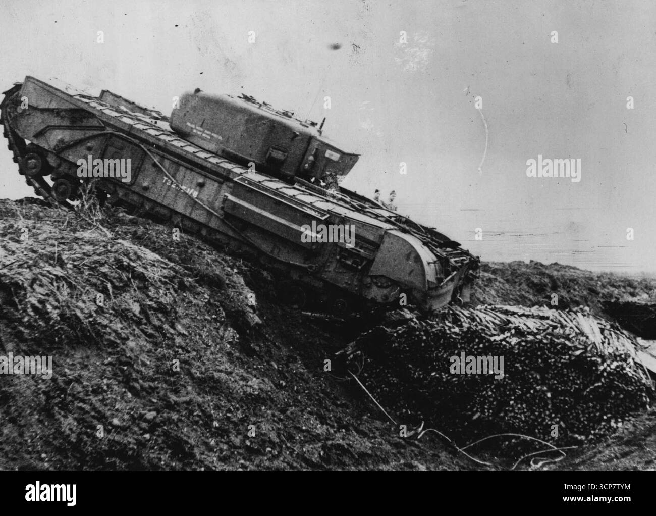 Erste Bilder des New British Mortar Tank - der Tank, der über Fascine überquert. Die Arbeiten an der Konstruktion und Konstruktion der Geräte, die die beeindruckenden Befestigungen der Atlantischen Mauer durchbrechen, wurden 1943 vom Kriegsministerium in die Hand genommen. Die Hauptausrüstung der Assault Royal Engineers, die zu dem ersten Bruch beitrug, war das gepanzerte Fahrzeug (Royal Engineers), bekannt als A.V.R.E., das Fahrzeug ähnelt im Allgemeinen einem Churchill-Panzer. Der Innenraum wurde speziell für die Aufnahme einer Crew von Ingenieuren zusammen mit speziell bewachten Sprengladungen für den Sturmabbruch entworfen.The mai Stockfoto