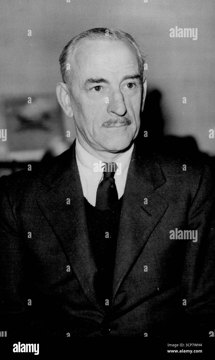 Neuer Posten für Air Chief Marshall Coryton -- Ein neues Bild von Air Chief Marshal Sir W. Alec Coryton.Air Chief Marshal Sir W. Alec Coryton, Controller of Supply (Air) ministry of Supply, soll der neue Chief Executive für geführte Waffen sein.der Posten wurde mit dem Ziel geschaffen, alle Arbeiten in der Forschung, Entwicklung und Produktion von geführten Waffen zu beschleunigen. September 1950. (Foto: Sport & General Press Agency Limited) Stockfoto
