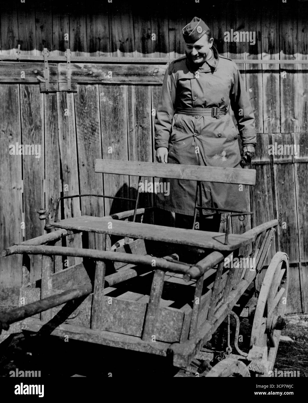 Erle Cocke Jr. untersucht den Wacon, in dem seine „hingerichtete“ Leiche in ein sicheres Versteck gebracht wurde, nachdem er von einem Nazi-Erschießungskommando zum Tode gelassen worden war. Juni 1951. (Foto von Acme Photo). Stockfoto