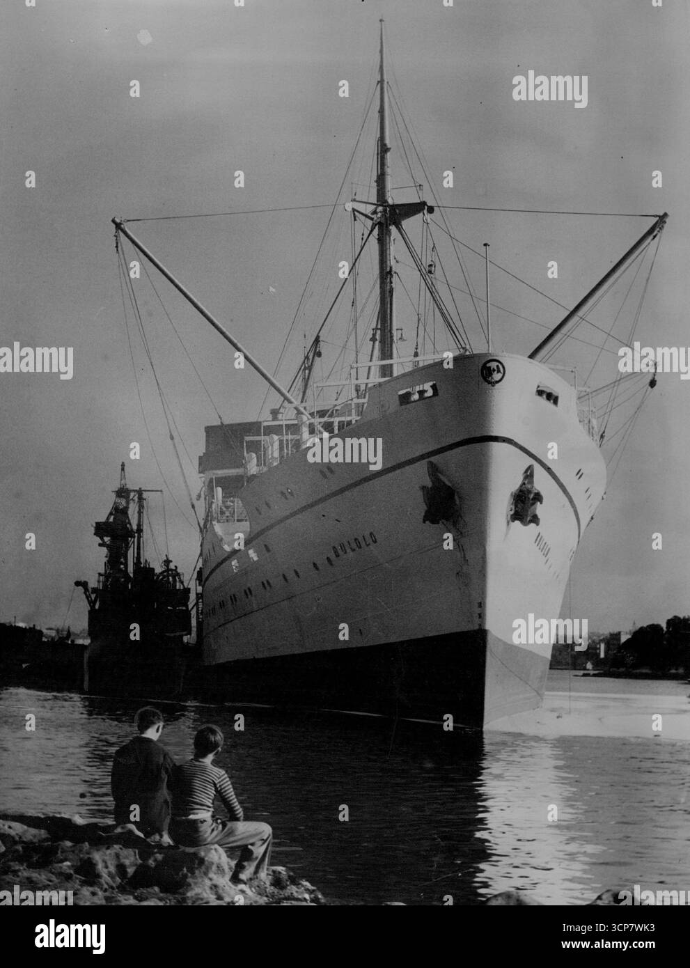 Der Bulolo, der noch auf der Insel liegt, liegt 1951 am Hafen von Sydney, als ein Feuer in ihrer Ladung Kopra ausbrach. Links: Der Burns Philip Liner Bulolo liegt aufrecht im flachen Wasser in der Kerosin Bay **** Mittwoch, nachdem sie anfing, alarmierend aufzulisten, während Feuerwehrleute gegen einen Ponton kämpften, der in 20 Fuß Wasser in einem ***** schwamm . 30. August 1951. (Foto von Bert Power/Fairfax Media). Stockfoto