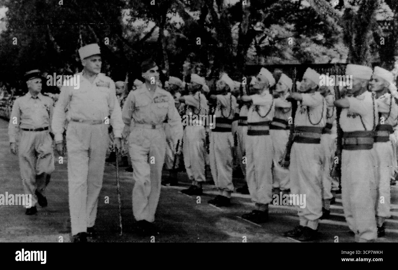 Frankreich zieht sich aus Hanoi zurück – General Rene Cogny, Linke, Kommandeur aller Bodenstreitkräfte der Französischen union in Nordvietnam, nimmt seinen offiziellen Abschied von Hanoi, im September 30, und inspiziert eine Ehrenwache mit Brigadegeneral Christian de Castries, Verteidiger von Dien Bien Phu. Die Franzosen müssen bis zum 9. Oktober Vact Hanoi haben. Oktober 1954. (Foto von zugehörigem Pressefoto). Stockfoto