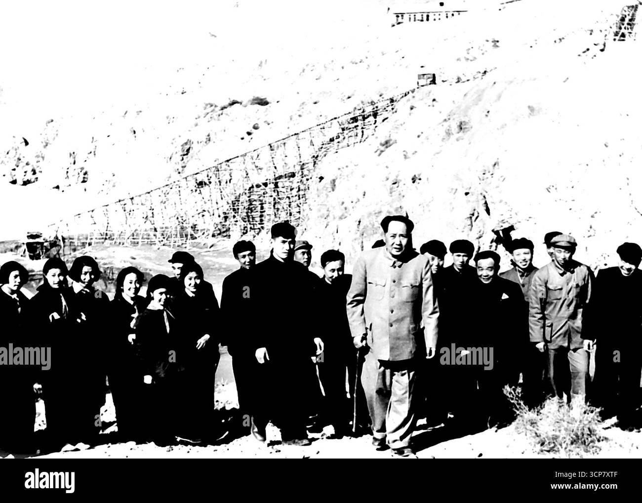 Mao TSE-Tung besucht das Kwangting Reservoir -- der Vorsitzende der Volksrepublik China macht in Begleitung von drappig gekleideten jungen Leuten eine Besichtigung des neuen Kwangting Reservoir in der Nähe von Peking. November 1955. (Foto mit Kamerapresse). Stockfoto
