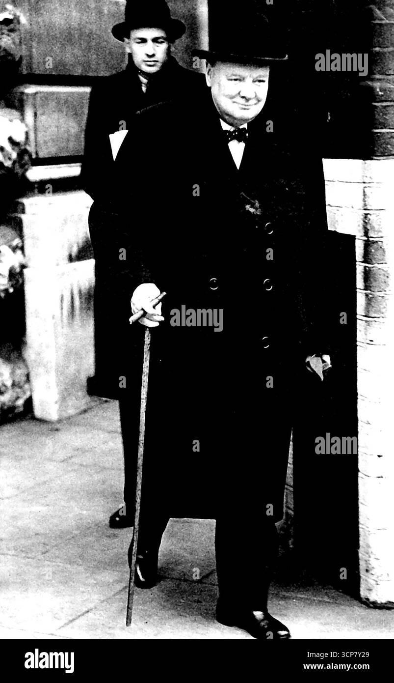 Mr. Churchill geht ins Unterhaus: Wichtige Aussage erwartet - Mr. Churchill geht ins Unterhaus. In seinem ersten umfassenden Bericht über die Kriegslage seit fünf Monaten wird der Premierminister voraussichtlich eineinhalb Stunden sprechen, um sich mit den Konferenzen von Kairo und Teheran und der engen Zusammenarbeit zwischen den westlichen Alliierten und Russland zu befassen. Die jüngsten Entwicklungen in Italien werden behandelt, und die M.P.s erwarten eine starke Erklärung zu den Opfern, die vor dem Krieg gebracht werden müssen. Februar 1944. Stockfoto