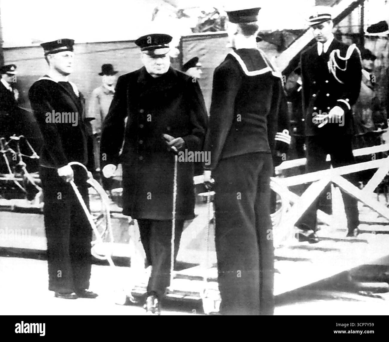 Churchill, Roosevelt Jr., in Island -- Premierminister Winston Churchill (Zentrum) tritt von der Gangplank eines Kriegsschiffs auf den Boden Islands. Hinter ihm, rechts, befindet sich Fähnrich Franklin D. Roosevelt, Jr., von der US Navy, Sohn des Präsidenten. August 1941. (Foto von AP Wirephoto). Stockfoto