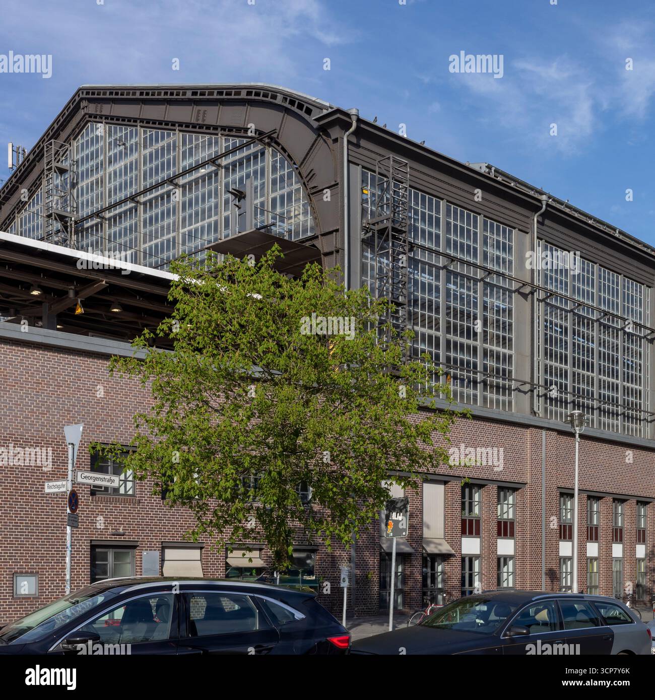 Berlin, Deutschland, 5. Mai 2025, Bahnhof Berlin Friedrichstraße, historischer Eisenbahnknoten, Pendler und Urban Life, Stockfoto