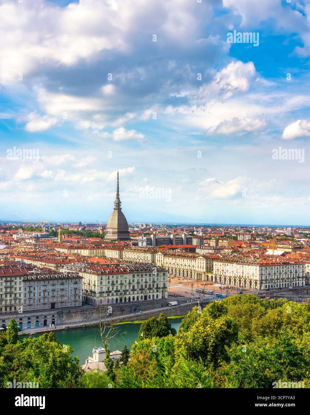Panoramablick auf die Stadt Turin vom Monte dei Cappuccini aus mit dem berühmten Turm der Mole Antonelliana, dem Fluss Po und den königlichen Palästen, Piemont, Italien Stockfoto