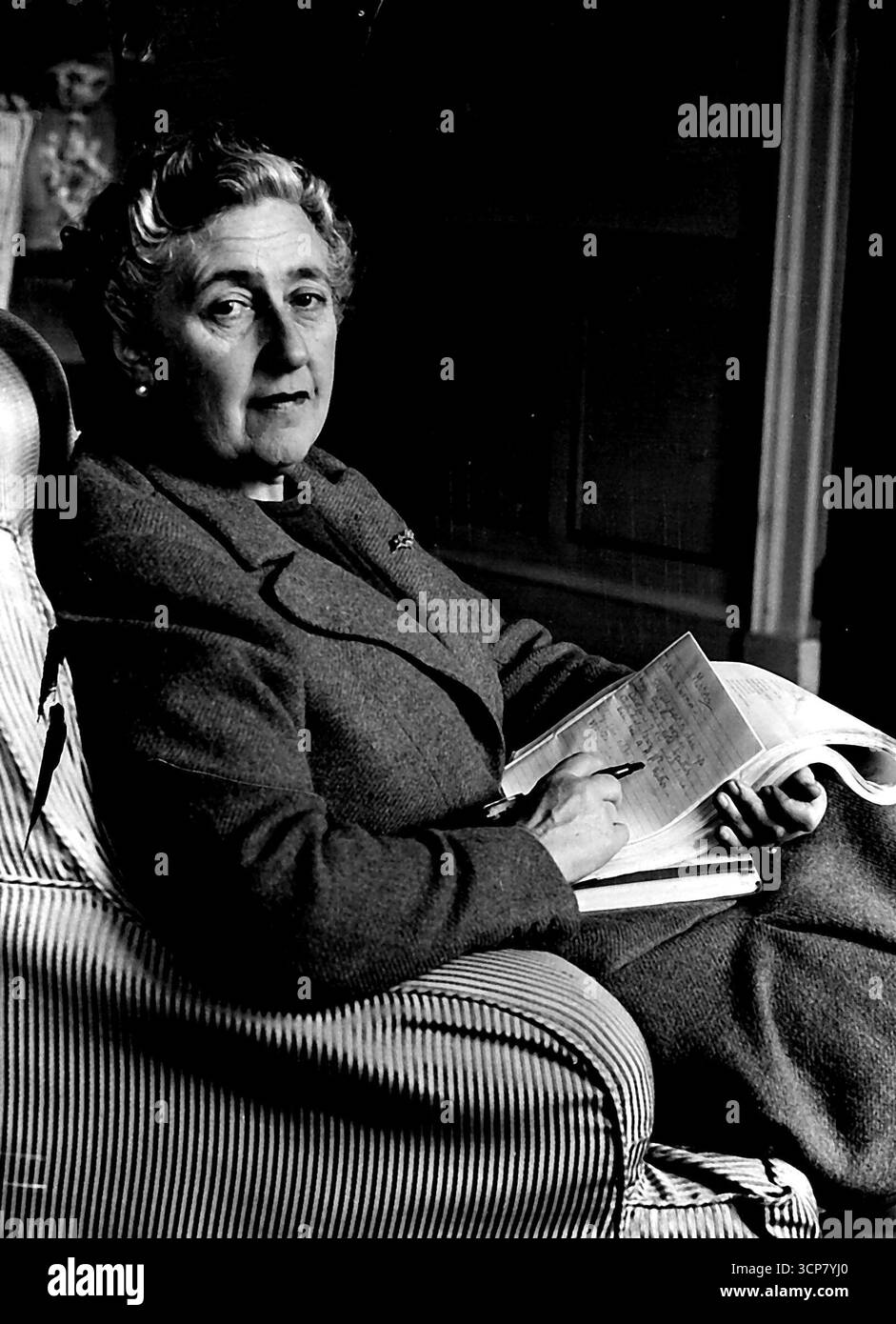 Krimi-Romanautorin Agatha Christie ***** Porträt, aufgenommen in ihrem Arbeitszimmer am Greenway House. ***** Zuhause auf Devonshire. Januar 1946. Stockfoto