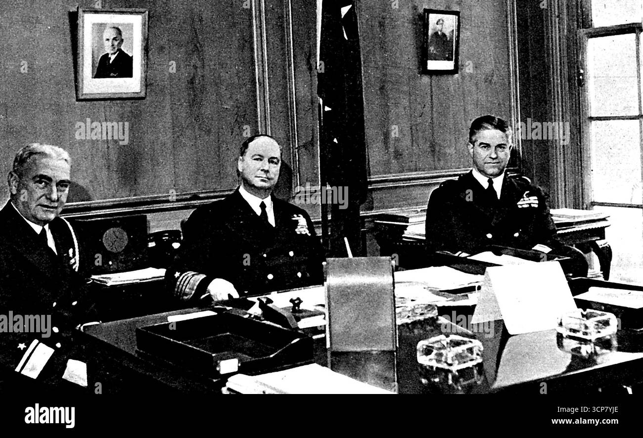 The Big Three of U.S. Naval Affairs in Europe: Admiral Richard L. Conolly, C.-in-C. Von der Ost-, Atlantik- und Mittelmeer-Flotte der Vereinigten Staaten auf dem Grosvenor Square 20, mit Konteradmiral George R. Henderson (links), seinem stellvertretenden Oberbefehlshaber, hängt ein Porträt von Präsident Truman, dem Oberbefehlshaber aller Streitkräfte der Union. Der Grosvenor Square (20) wird seit 1941 als Hauptquartier der US Navy in der britischen Hauptstadt genutzt und ist heute kaum weniger wichtig als in den lebenswichtigen Kriegsjahren. Hier kümmern sich Offiziere und engagierte Männer um die M Stockfoto